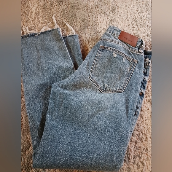 Sharpae Highrise Distressed denim - Picture 4 of 5